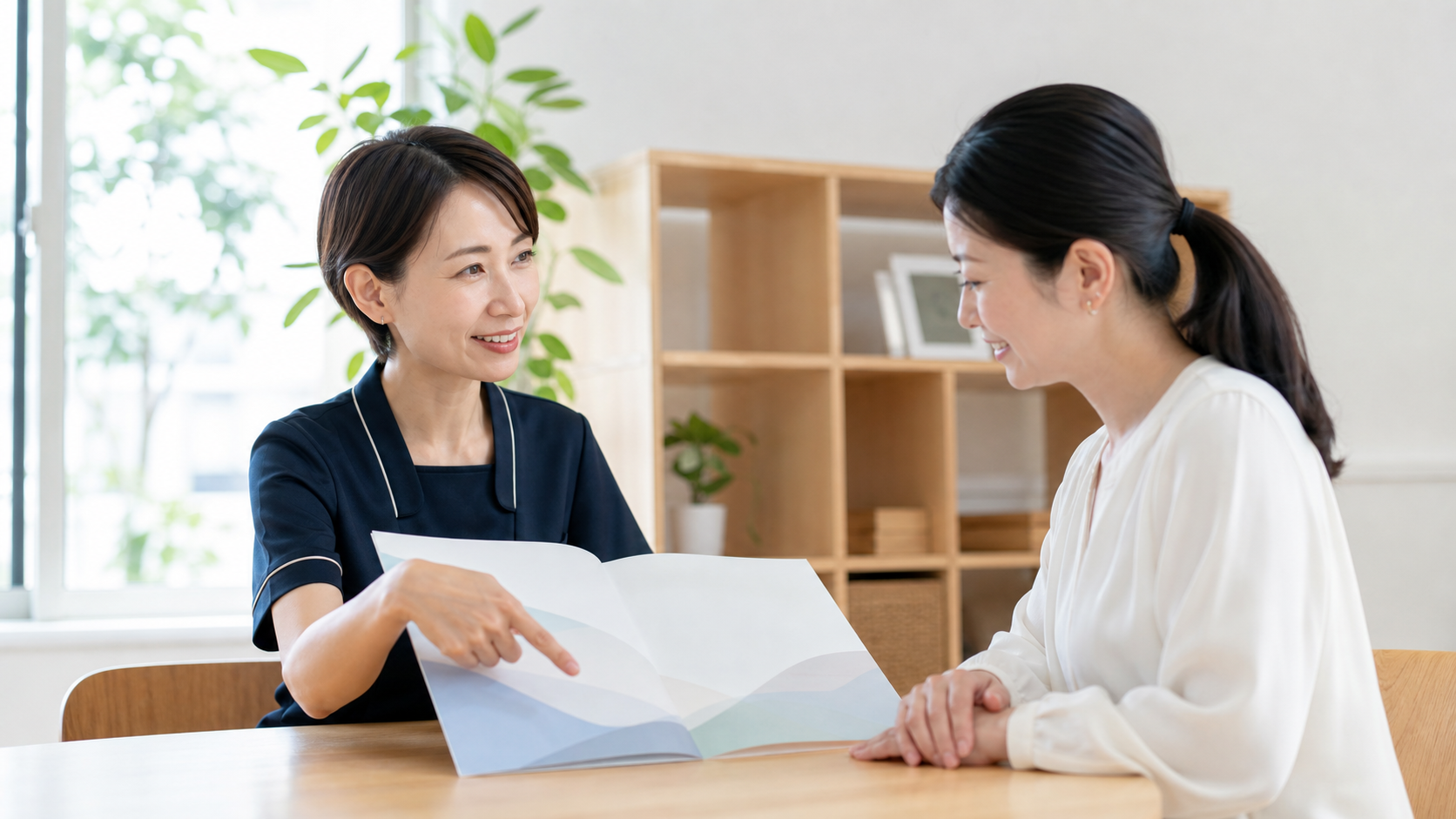 相談スタッフが受講希望者に説明している様子